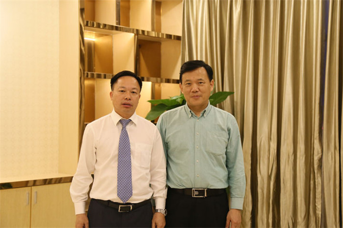 恒大材料公司董事长余伟桥与芭乐视频污下载安装公司董事长叶荣恒在“一对一”交流会上合影.jpg